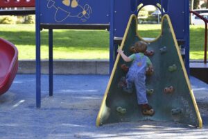 Kletterbogen im Kinderzimmer kann Spielplatzgefühl nach Hause bringen