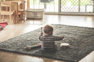 Baby spielt ohne Laufgitter