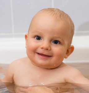 Baby in Badewanne