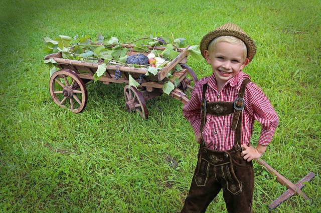 Oktoberfest Kleidung für Kinder - Das können Jungs & Mädchen beim Volksfest tragen
