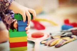 Pädagogisch wertvolles Spielzeug - So werden Kinder spielerisch gefördert