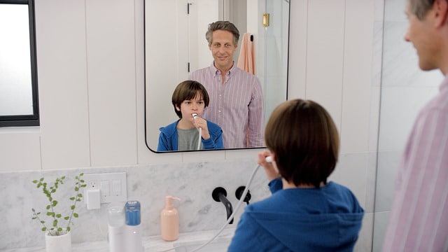 Zähne putzen Sohn und Papa