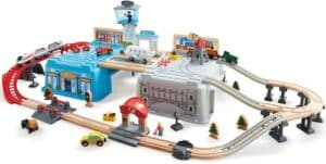 Hape Spielzeug-Eisenbahn »Großstadtlandschaft Eisenbahn in Aufbewahrungsbox«